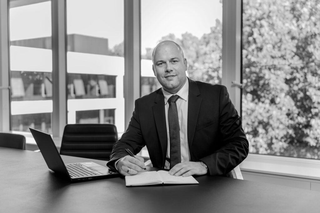 Kasper Beyer, forsikringsmægler og partner hos Ensure. Kasper i sit daglige arbejde med uvildig forsikringsrådgivning.